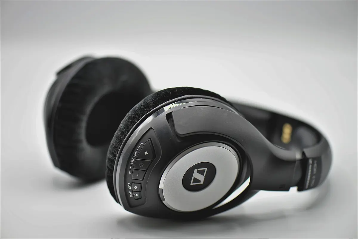 JBL Flip 6 vs Charge 5: Which Bluetooth Speaker Is Better?